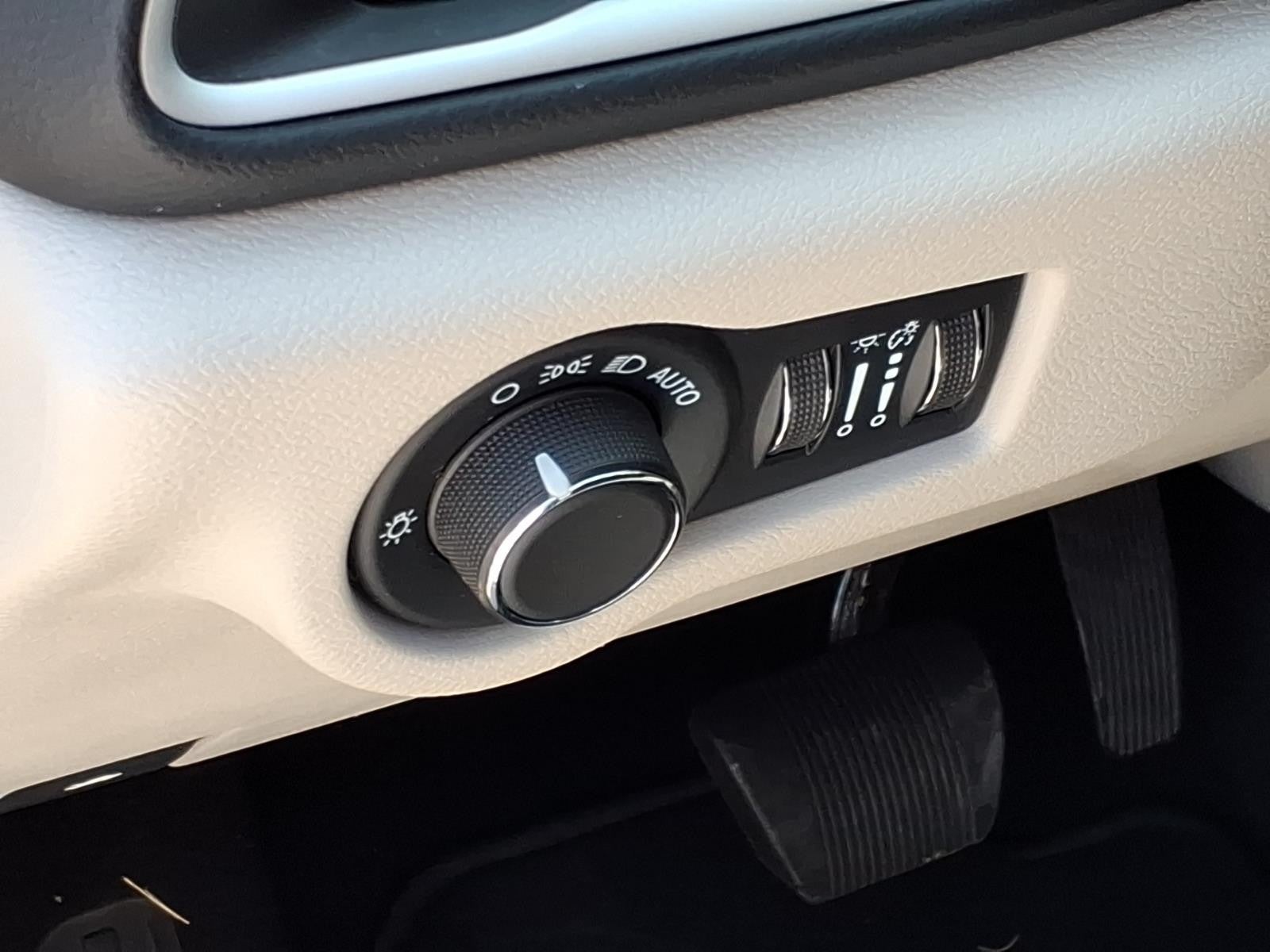 2023 Chrysler Voyager (fleet-only) LX